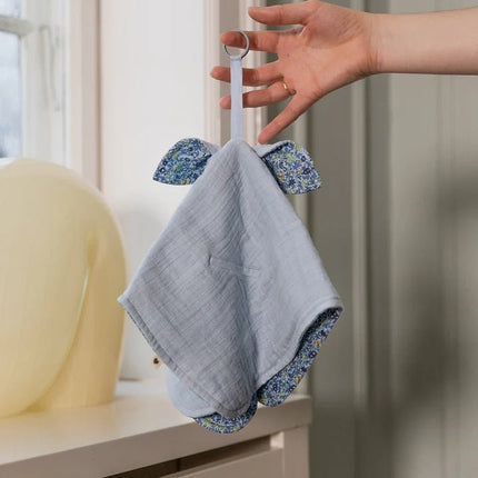 BIBS Knuffeldoekje Liberty Kangaroo Liberty Chamomile Lawn Baby Blue koop je bij Babywinkel