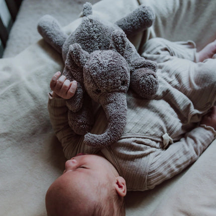 Flow Amsterdam Knuffel Met Hartslag George Grey koop je bij Babywinkel
