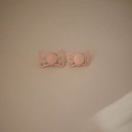 Frigg Speen Maat 1 Butterfly Cedar/Baby Pink Silicone 2 - Pack koop je bij Babywinkel