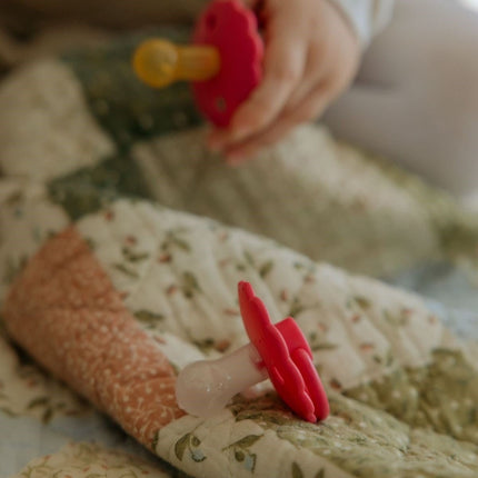 Frigg Speen Maat 1 Daisy Soft Lilac/Fuchsia Silicone 2 - Pack koop je bij Babywinkel