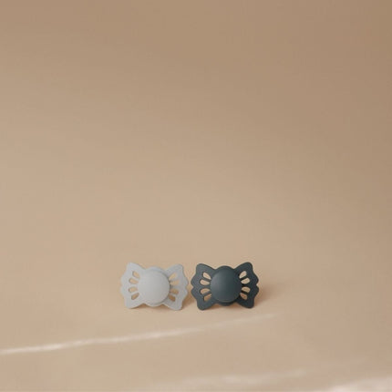 Frigg Speen Maat 1 Lucky Slate/Powder Blue Silicone 2 - Pack koop je bij Babywinkel