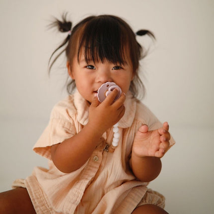 Frigg Speen Maat 2 Daisy Baby Pink/Soft Lilac Silicone 2 - Pack koop je bij Babywinkel