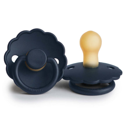 Frigg Speen Maat 2 Daisy Dark Navy Latex koop je bij Babywinkel