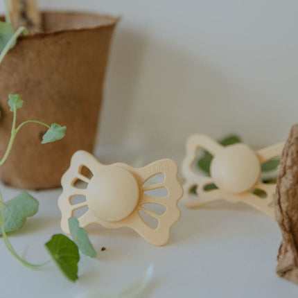 Frigg Speen Maat 2 Lucky Pale Doffodil/Silky Satin Silicone 2 - Pack koop je bij Babywinkel