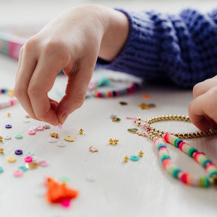 Gekleurde Knutselset Geluksarmbanden Maken koop je bij Babywinkel