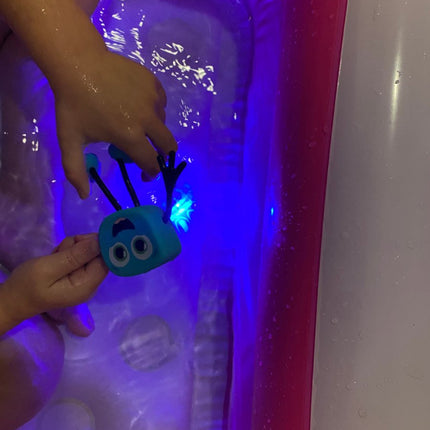 Glopals Badspeelgoed Sensorisch Light - Up Poppetje en Cubes Blair koop je bij Babywinkel