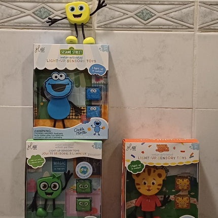 Glopals Badspeelgoed Sensorisch Light - Up Poppetje en Cubes Daniel Tiger koop je bij Babywinkel