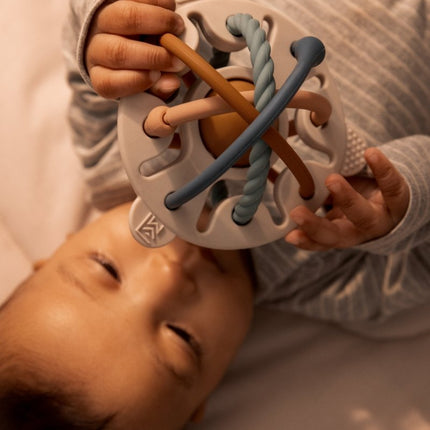 Liewood Rammelaar Hakim Siliconen Sandy Multi Mix koop je bij Babywinkel