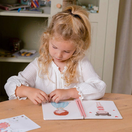 Little Dutch Stickerboek Aankleedboek Rosa En Friends koop je bij Babywinkel