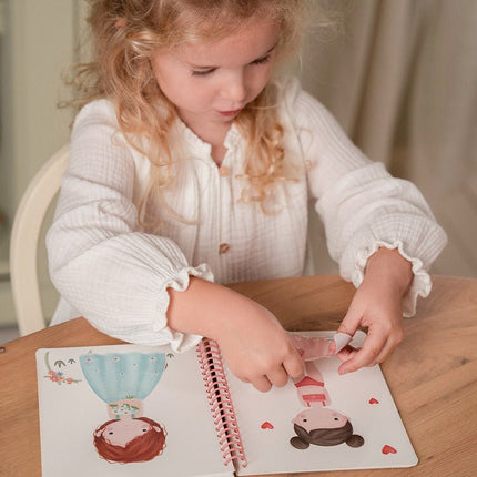 Little Dutch Stickerboek Aankleedboek Rosa En Friends koop je bij Babywinkel