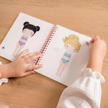 Little Dutch Stickerboek Aankleedboek Rosa En Friends koop je bij Babywinkel