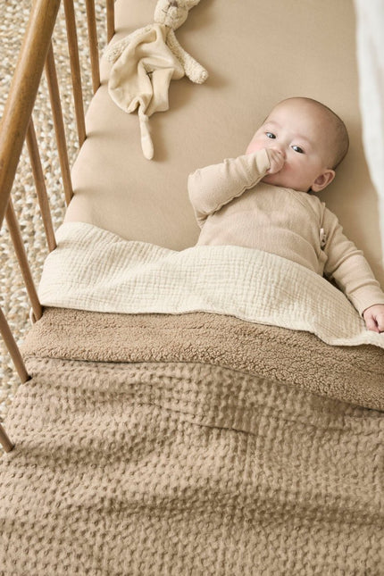 Meyco Ledikantdeken Wafel Teddy Taupe 100X150cm koop je bij Babywinkel