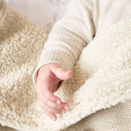 Meyco Wiegdeken Knots Teddy Soft Sand 75X100cm koop je bij Babywinkel