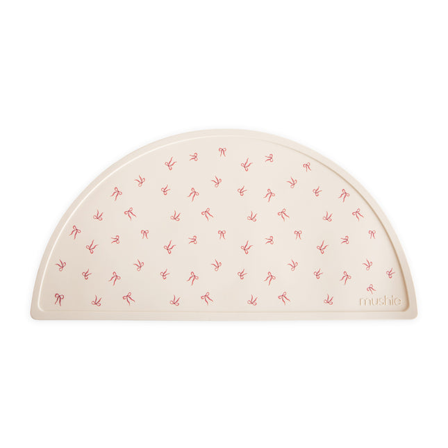 <tc>Mushie</tc> Dækkeservietter med sløjfer i silikone 48 cm