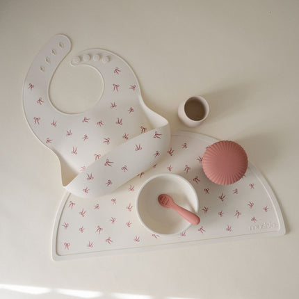 <tc>Mushie</tc> Dækkeservietter med sløjfer i silikone 48 cm