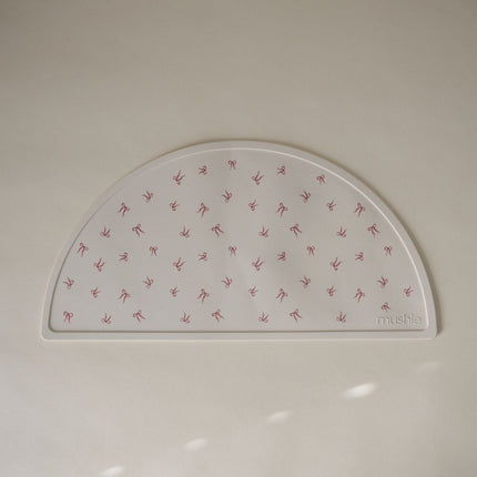 <tc>Mushie</tc> Dækkeservietter med sløjfer i silikone 48 cm