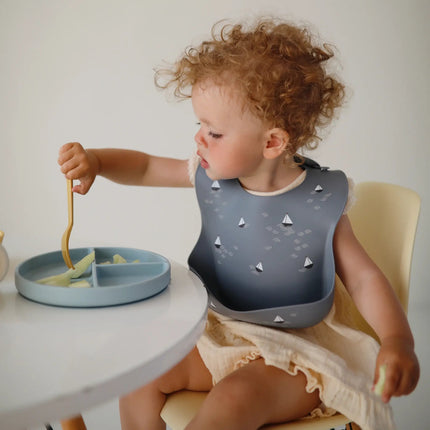 Mushie Baby Bordje Silicone Powder Blue koop je bij Babywinkel