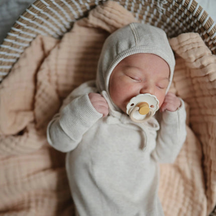 Mushie Babymutsje Bonnet Beige Melange koop je bij Babywinkel