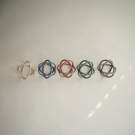 Mushie Bijtring Bal Dried Thyme koop je bij Babywinkel