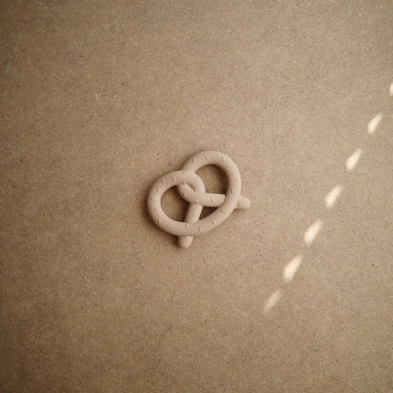 Mushie Bijtring Pretzel Natural koop je bij Babywinkel