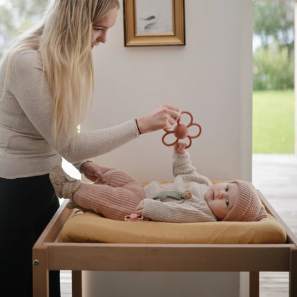 Mushie Bijtring Rammelaar Daisy koop je bij Babywinkel