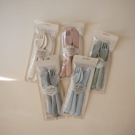 Mushie Baby Bestekset Powder Blue koop je bij Babywinkel