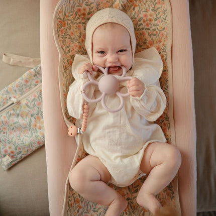 Mushie Rammelaar Daisy Soft Lilac koop je bij Babywinkel