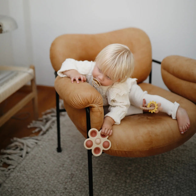Mushie Educatief Speelgoed Druk Bloem Rose/Blush/Shifting Sand koop je bij Babywinkel