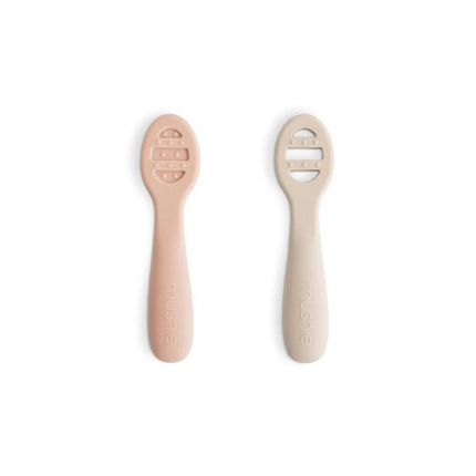 Mushie Oefenlepel Blush/Shifting Sand koop je bij Babywinkel