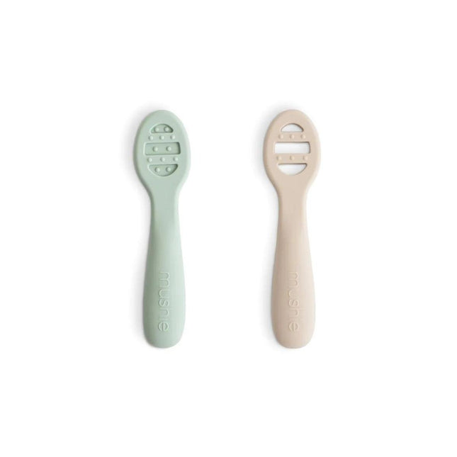 Mushie Oefenlepel Cambridge Blue/Shifting Sand koop je bij Babywinkel