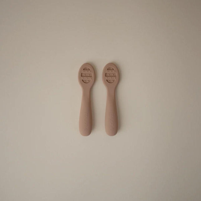 Mushie Oefenlepel Natural/Shifting Sand koop je bij Babywinkel