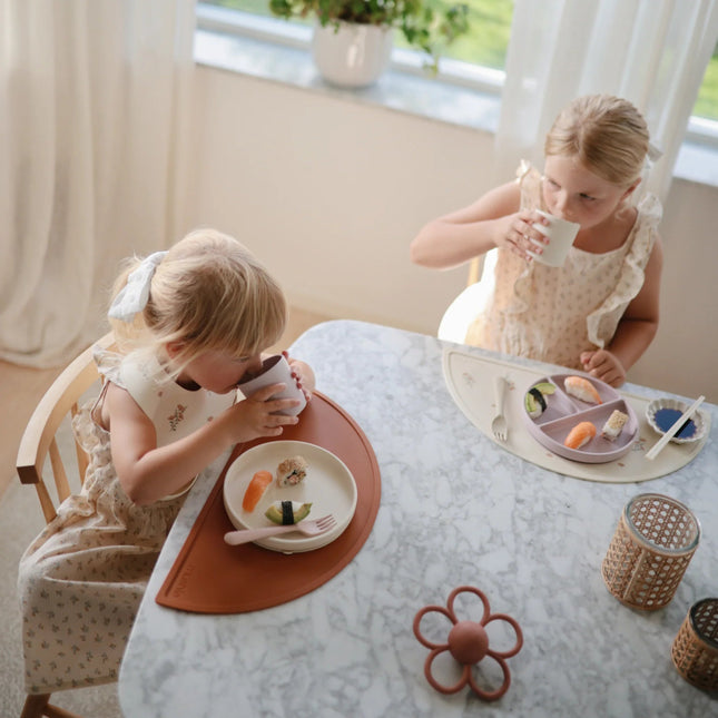 Mushie Placemat Black Daisy koop je bij Babywinkel