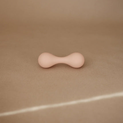 Mushie Rammelaar Blush koop je bij Babywinkel