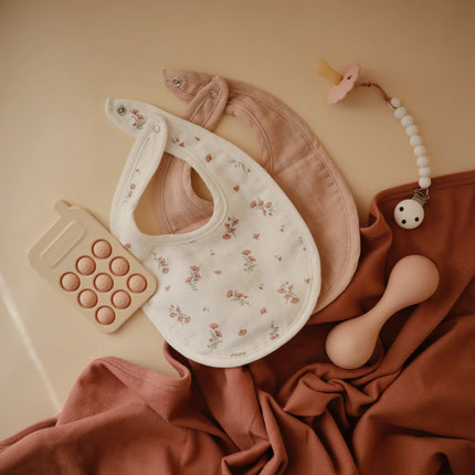 Mushie Slabbetje Blush/Pink Floral 2St koop je bij Babywinkel