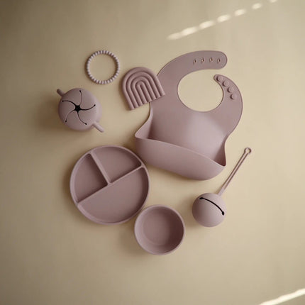 Mushie Slabbetje Silicone Pale Mauve koop je bij Babywinkel