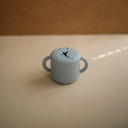 Mushie Snackbakje Powder Blue koop je bij Babywinkel