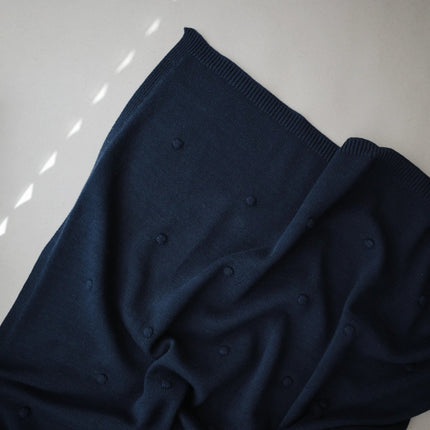 Mushie Wiegdeken Textured Dots Dark Navy koop je bij Babywinkel