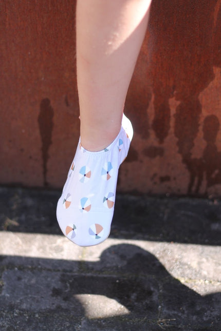 Slipstop Waterschoentjes Beachbal Naturel Boys koop je bij Babywinkel