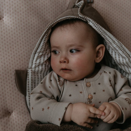 Snoozebaby Voetenzak Organic Maxi Cosi Warm Brown 80cm koop je bij Babywinkel