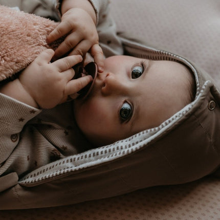 Snoozebaby Voetenzak Organic Maxi Cosi Warm Brown 80cm koop je bij Babywinkel